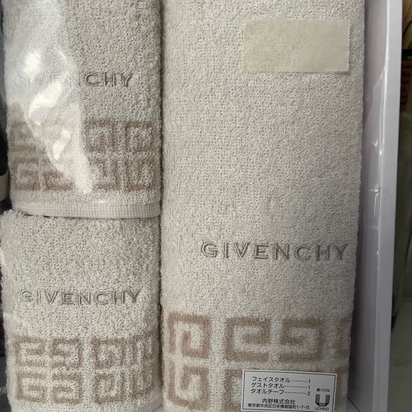 💕Unused Givenchy Hand Towel and Face towel Bundle💕 - Picture 4 of 7